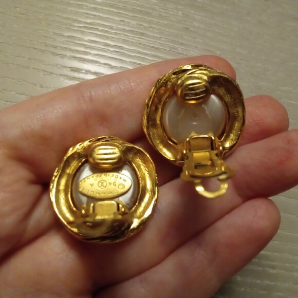Chanel Vintage Interlocking CC Faux-Pearl Gold Clip On Earrings - Picture 11 of 17